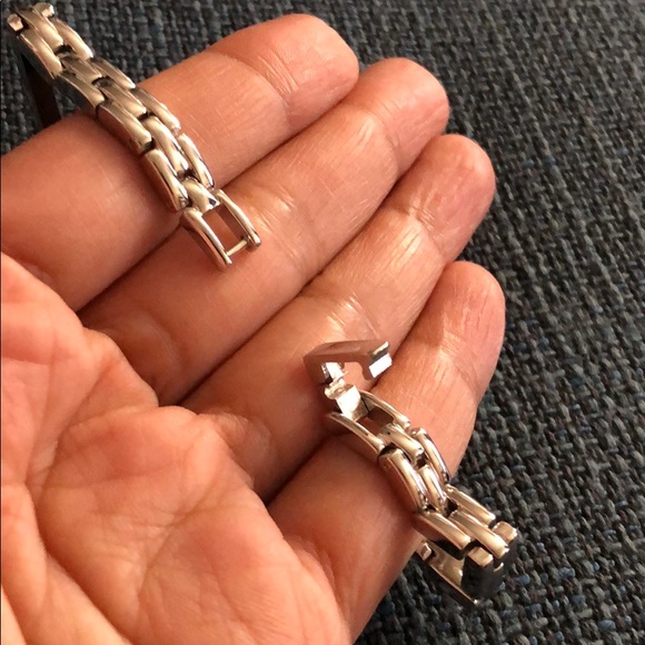 Beautiful Anne Klein II silver watch - Picture 3 of 5